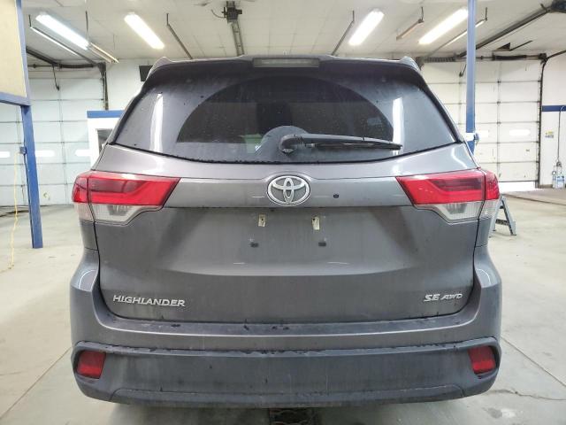 5TDJZRFH8JS870024 - 2018 TOYOTA HIGHLANDER SE GRAY photo 6