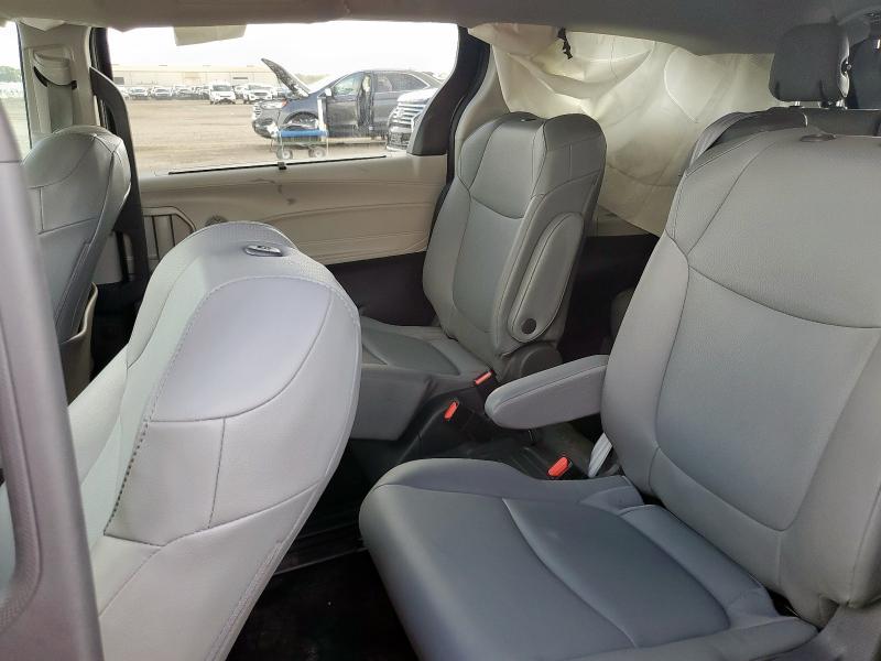 5TDYRKEC9MS013811 - 2021 TOYOTA SIENNA XLE 银色 照片 11