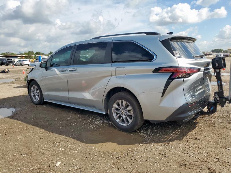 5TDYRKEC9MS013811 - 2021 TOYOTA SIENNA XLE 银色 照片 2