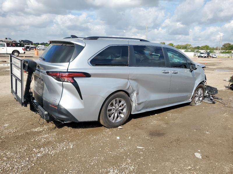 5TDYRKEC9MS013811 - 2021 TOYOTA SIENNA XLE 银色 照片 3