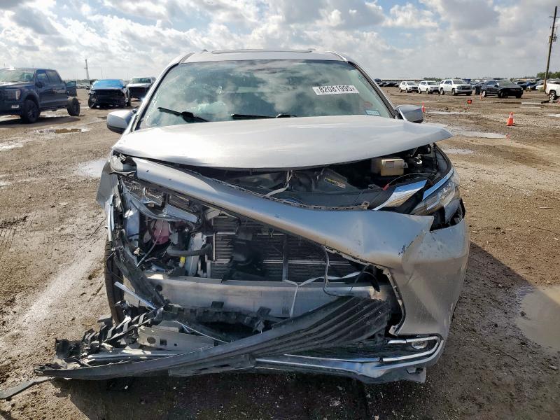 5TDYRKEC9MS013811 - 2021 TOYOTA SIENNA XLE 银色 照片 5