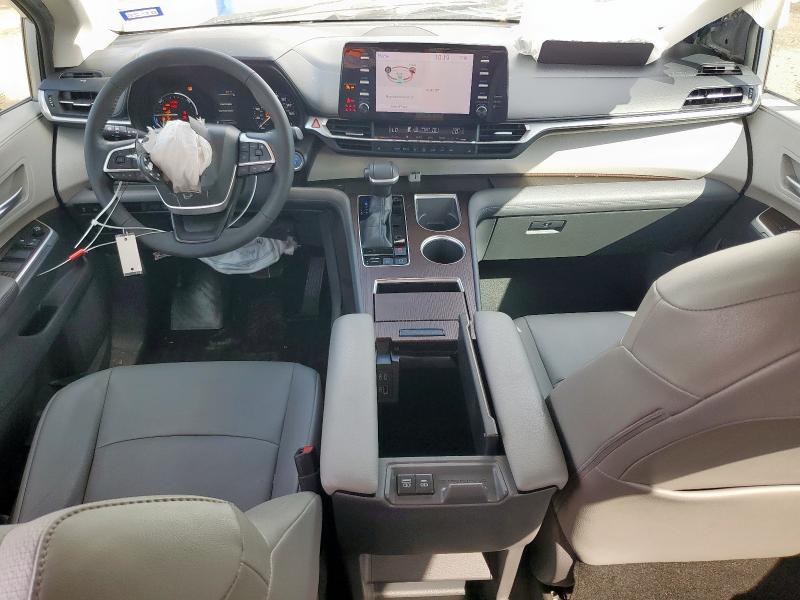 5TDYRKEC9MS013811 - 2021 TOYOTA SIENNA XLE 银色 照片 8