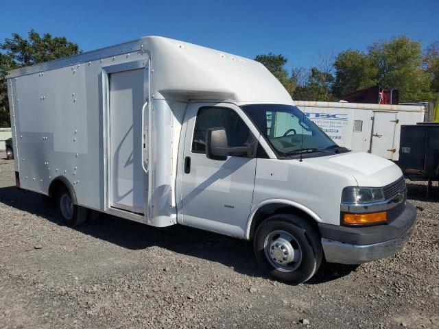 1GB3GSCG8K1262587 - 2019 CHEVROLET EXPRESS G3 WHITE photo 4