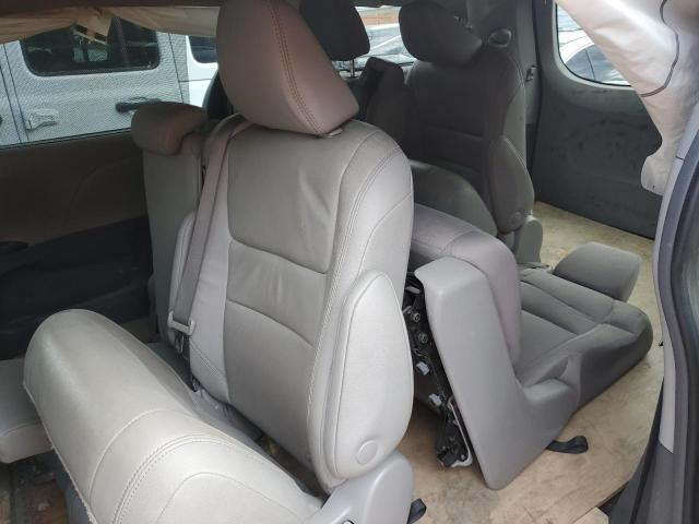 5TDYZ3DC6KS011017 - 2019 TOYOTA SIENNA XLE Gris photo 13