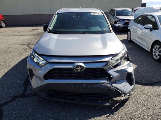 2T3F1RFVXRW428746 - 2024 TOYOTA RAV4 LE 银色 照片 5