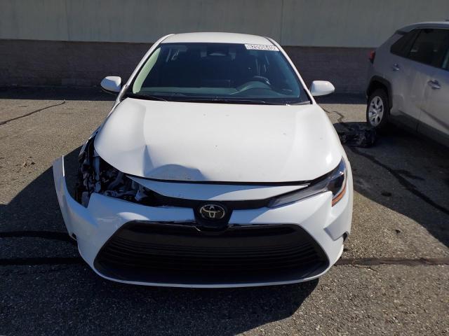 5YFB4MDE5SP318845 - 2025 TOYOTA COROLLA LE Белый фото 5