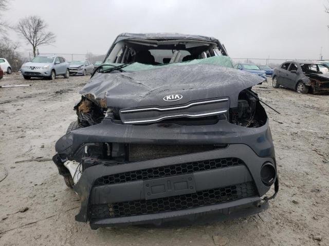 KNDJN2A26J7536557 - 2018 KIA SOUL BLACK photo 5