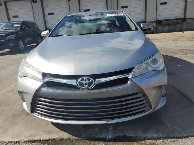 4T1BF1FKXHU695853 - 2017 TOYOTA CAMRY LE ვერცხლისფერი ფოტო 5