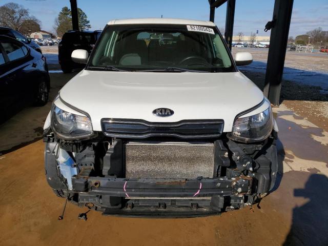 KNDJP3A51H7449928 - 2017 KIA SOUL + WHITE photo 5