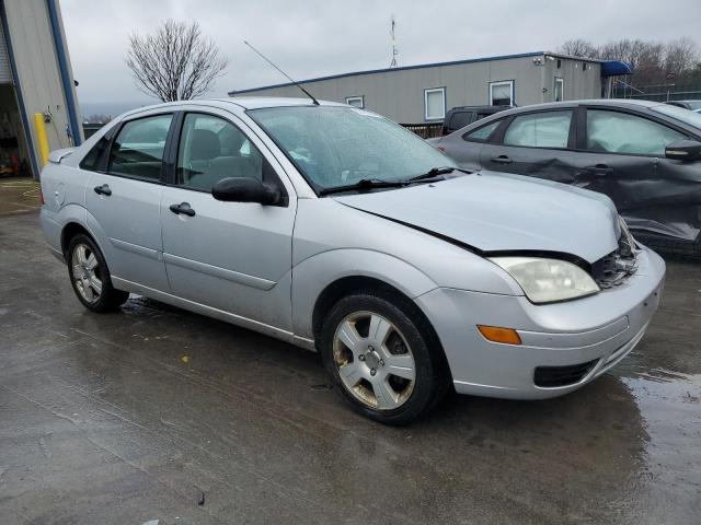 1FAHP34N46W142160 - 2006 FORD FOCUS ZX4 SILVER photo 4