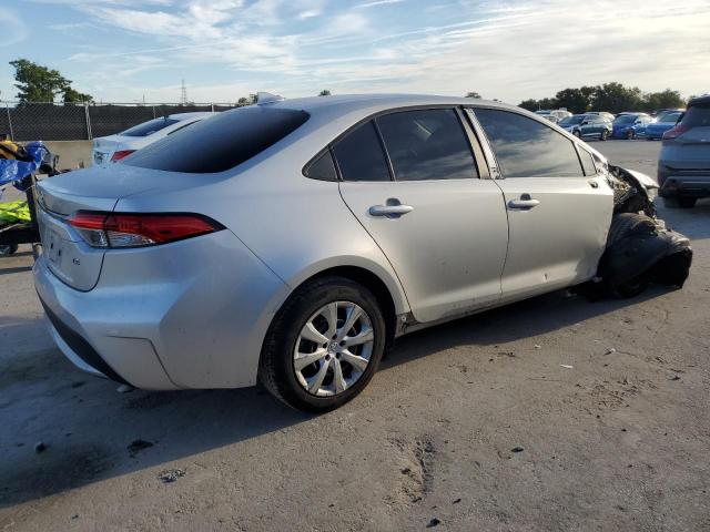 5YFEPRAE1LP064462 - 2020 TOYOTA COROLLA LE Srebrny zdjęcie 3