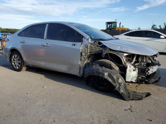 5YFEPRAE1LP064462 - 2020 TOYOTA COROLLA LE Srebrny zdjęcie 4