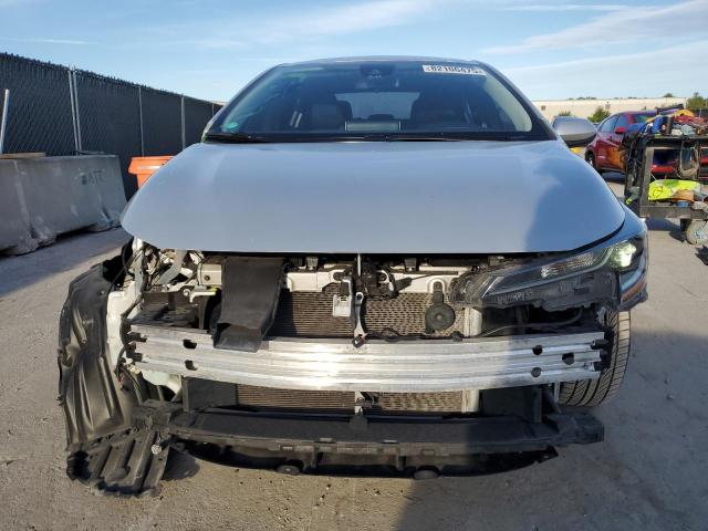 5YFEPRAE1LP064462 - 2020 TOYOTA COROLLA LE Srebrny zdjęcie 5