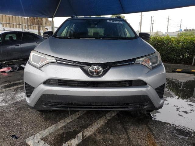 JTMZFREV2JJ166790 - 2018 TOYOTA RAV4 LE SILVER photo 5