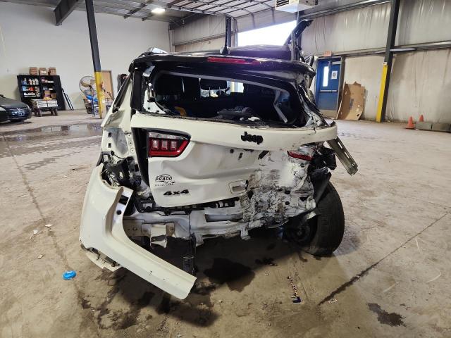 3C4NJDBB7JT395873 - 2018 JEEP COMPASS LATITUDE Beyaz fotoğraf 6