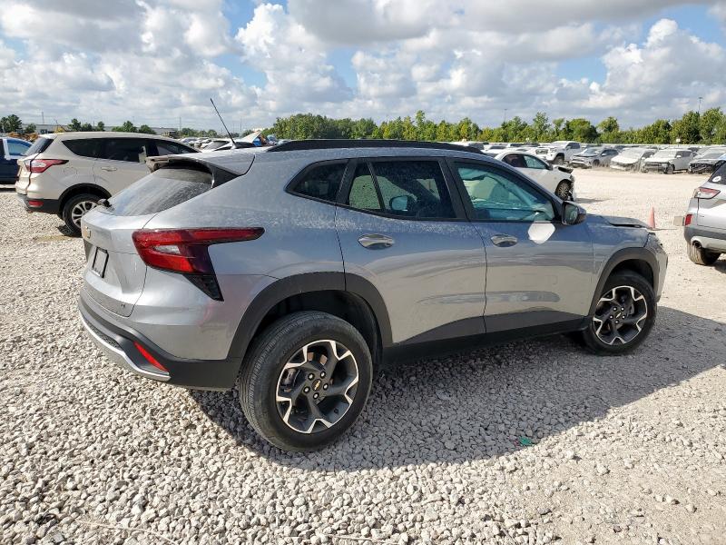 KL77LHE26RC044141 - 2024 CHEVROLET TRAX 1LT SILVER photo 3