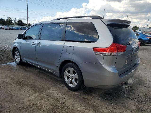 5TDKK3DCXDS391282 - 2013 TOYOTA SIENNA LE ვერცხლისფერი ფოტო 2