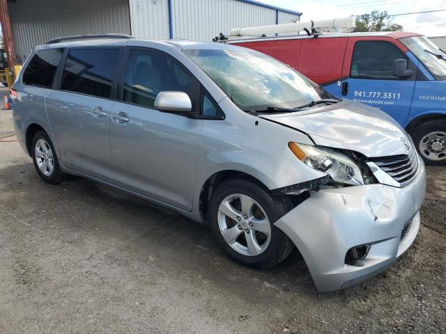 5TDKK3DCXDS391282 - 2013 TOYOTA SIENNA LE ვერცხლისფერი ფოტო 4