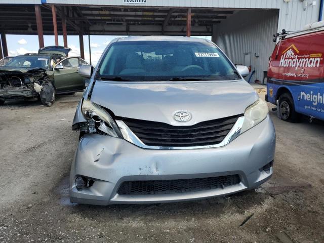 5TDKK3DCXDS391282 - 2013 TOYOTA SIENNA LE ვერცხლისფერი ფოტო 5