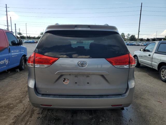 5TDKK3DCXDS391282 - 2013 TOYOTA SIENNA LE ვერცხლისფერი ფოტო 6