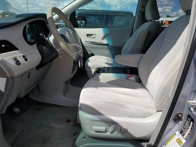 5TDKK3DCXDS391282 - 2013 TOYOTA SIENNA LE ვერცხლისფერი ფოტო 7