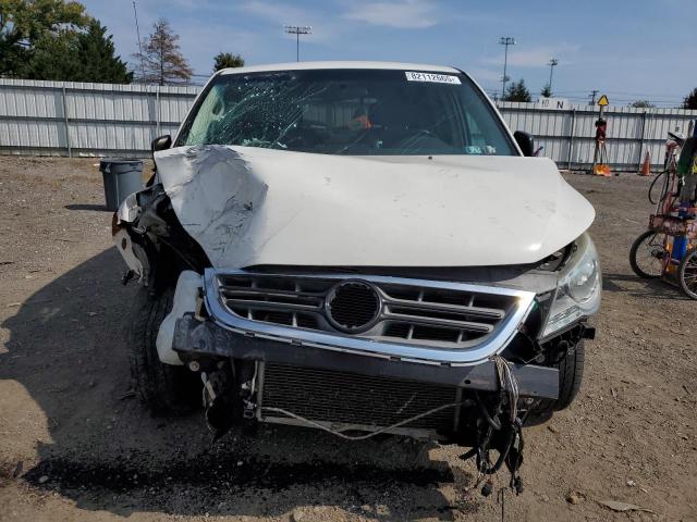 2V4RW4DG7BR621948 - 2011 VOLKSWAGEN ROUTAN S WHITE photo 5