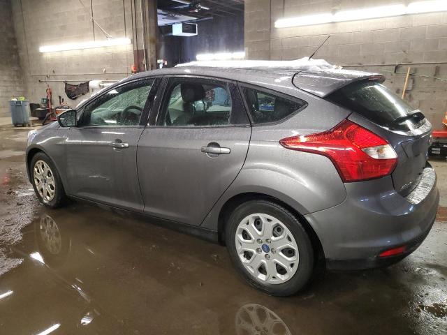 1FAHP3K28CL127537 - 2012 FORD FOCUS SE GRAY photo 2