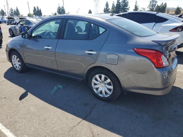 3N1CN7AP2KL868299 - 2019 NISSAN VERSA S Grau Foto 2