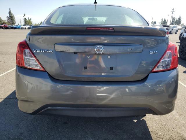 3N1CN7AP2KL868299 - 2019 NISSAN VERSA S Grau Foto 6