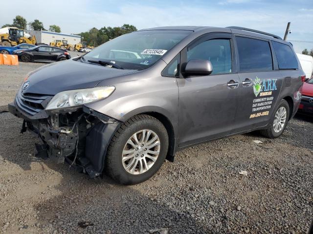 2017 TOYOTA SIENNA XLE, 