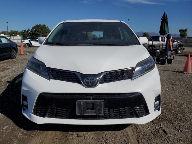 5TDXZ3DC4JS925308 - 2018 TOYOTA SIENNA SE WHITE photo 5