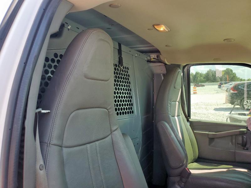 1GCWGAFG4J1211343 - 2018 CHEVROLET EXPRESS G2 白色 照片 11