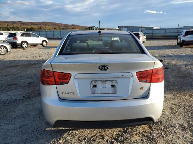 KNAFT4A25D5654796 - 2013 KIA FORTE LX SILVER photo 6