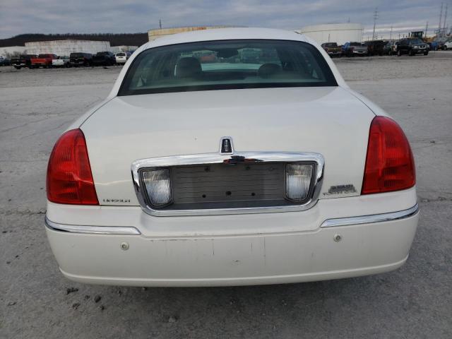 1LNHM81W13Y647825 - 2003 LINCOLN TOWN CAR EXECUTIVE WHITE photo 6