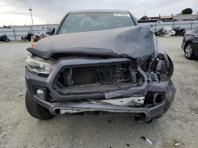 3TMCZ5ANXJM171203 - 2018 TOYOTA TACOMA DOUBLE CAB ნაცრისფერი ფოტო 5