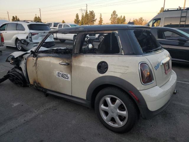 WMWMF3C55ATZ62400 - 2010 MINI COOPER WHITE photo 2