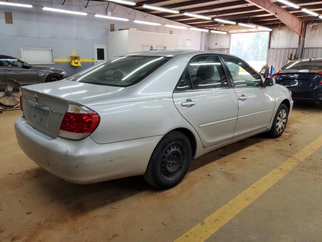 4T1BE32K15U050668 - 2005 TOYOTA CAMRY LE Srebrny zdjęcie 3