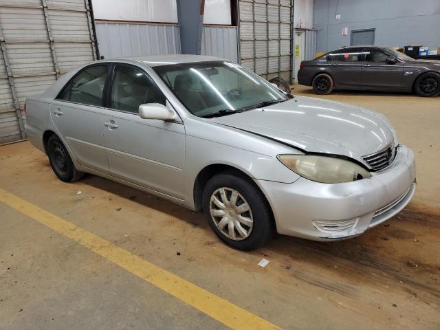 4T1BE32K15U050668 - 2005 TOYOTA CAMRY LE Srebrny zdjęcie 4