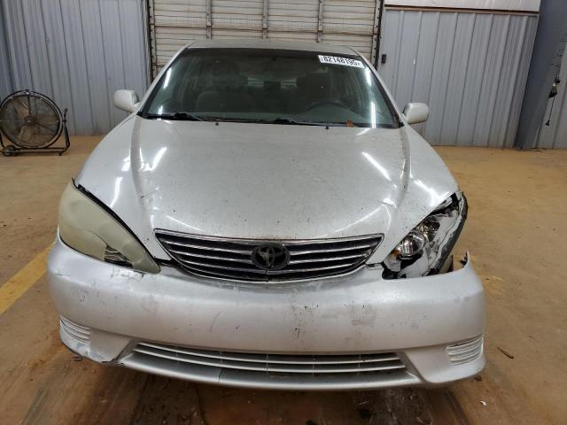 4T1BE32K15U050668 - 2005 TOYOTA CAMRY LE Srebrny zdjęcie 5