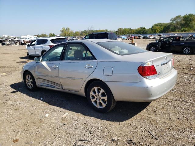 4T1BE30K05U523799 - 2005 TOYOTA CAMRY LE SILVER photo 2