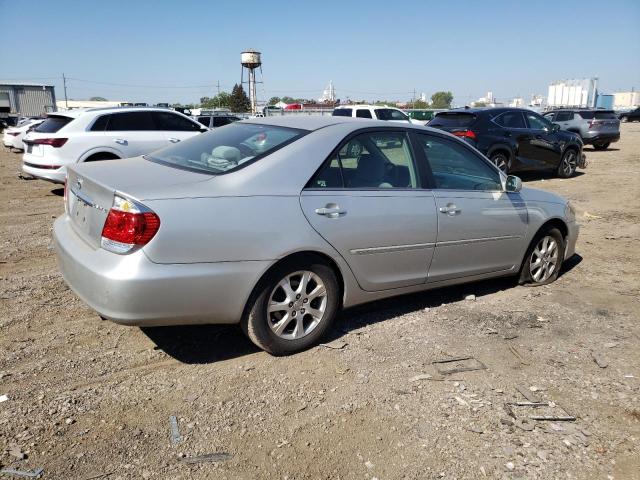 4T1BE30K05U523799 - 2005 TOYOTA CAMRY LE SILVER photo 3