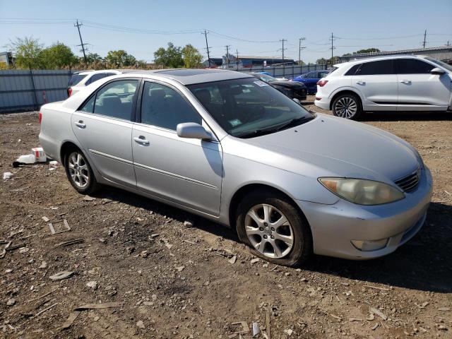 4T1BE30K05U523799 - 2005 TOYOTA CAMRY LE SILVER photo 4