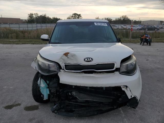 KNDJN2A26G7288643 - 2016 KIA SOUL WHITE photo 5