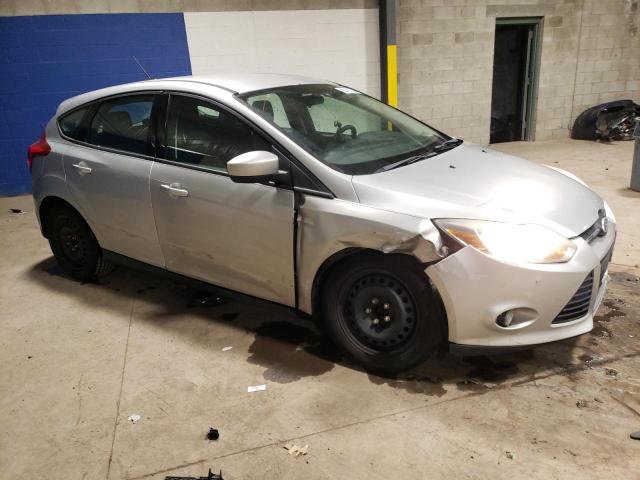 1FAHP3K28CL105635 - 2012 FORD FOCUS SE SILVER photo 4