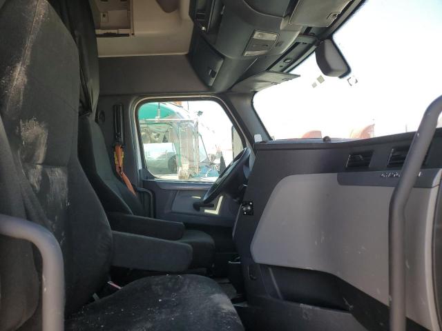 3AKJHHDR3JSJX7417 - 2018 FREIGHTLINER CASCADIA 126 WHITE photo 5