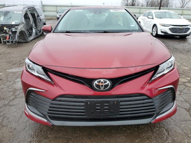 4T1C11AK1MU585133 - 2021 TOYOTA CAMRY LE RED photo 5