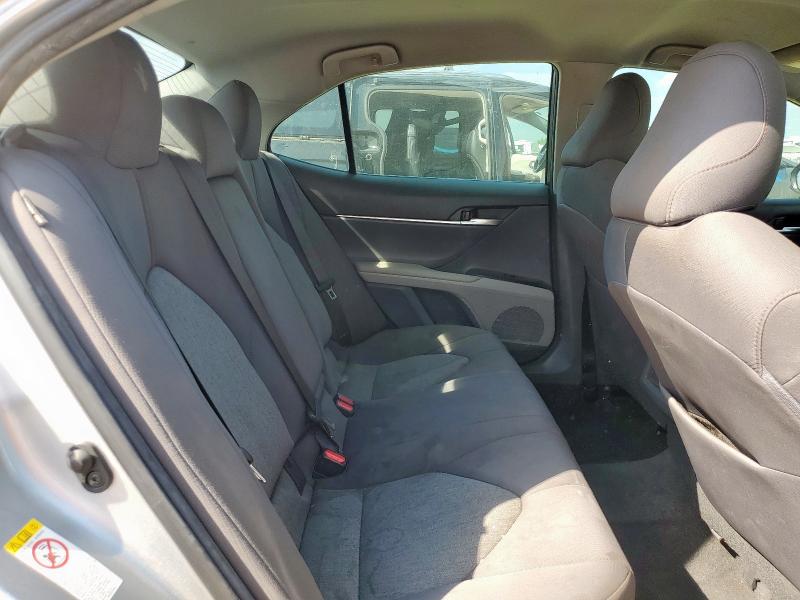 4T1B11HK1JU631377 - 2018 TOYOTA CAMRY L 银色 照片 10