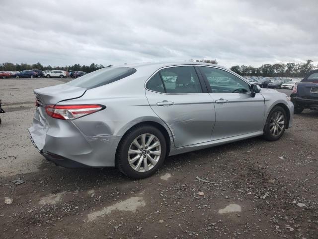 4T1B11HK6JU029610 - 2018 TOYOTA CAMRY L ვერცხლისფერი ფოტო 3