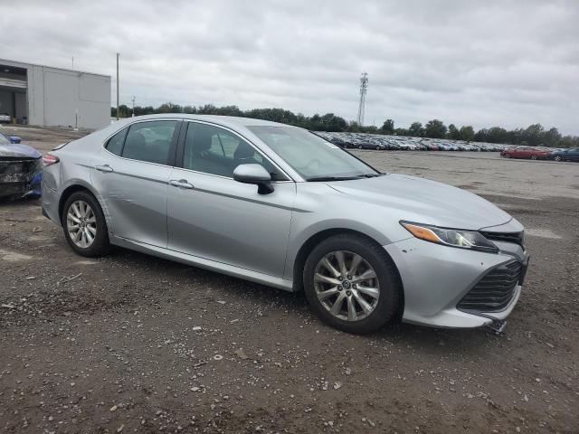 4T1B11HK6JU029610 - 2018 TOYOTA CAMRY L ვერცხლისფერი ფოტო 4