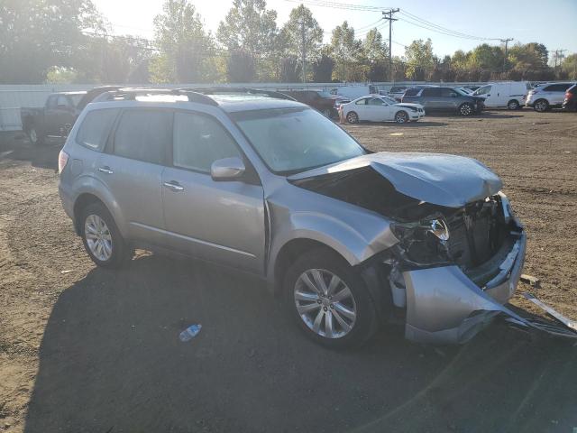 JF2SHADC7BH726813 - 2011 SUBARU FORESTER 2.5X PREMIUM Silber Foto 4